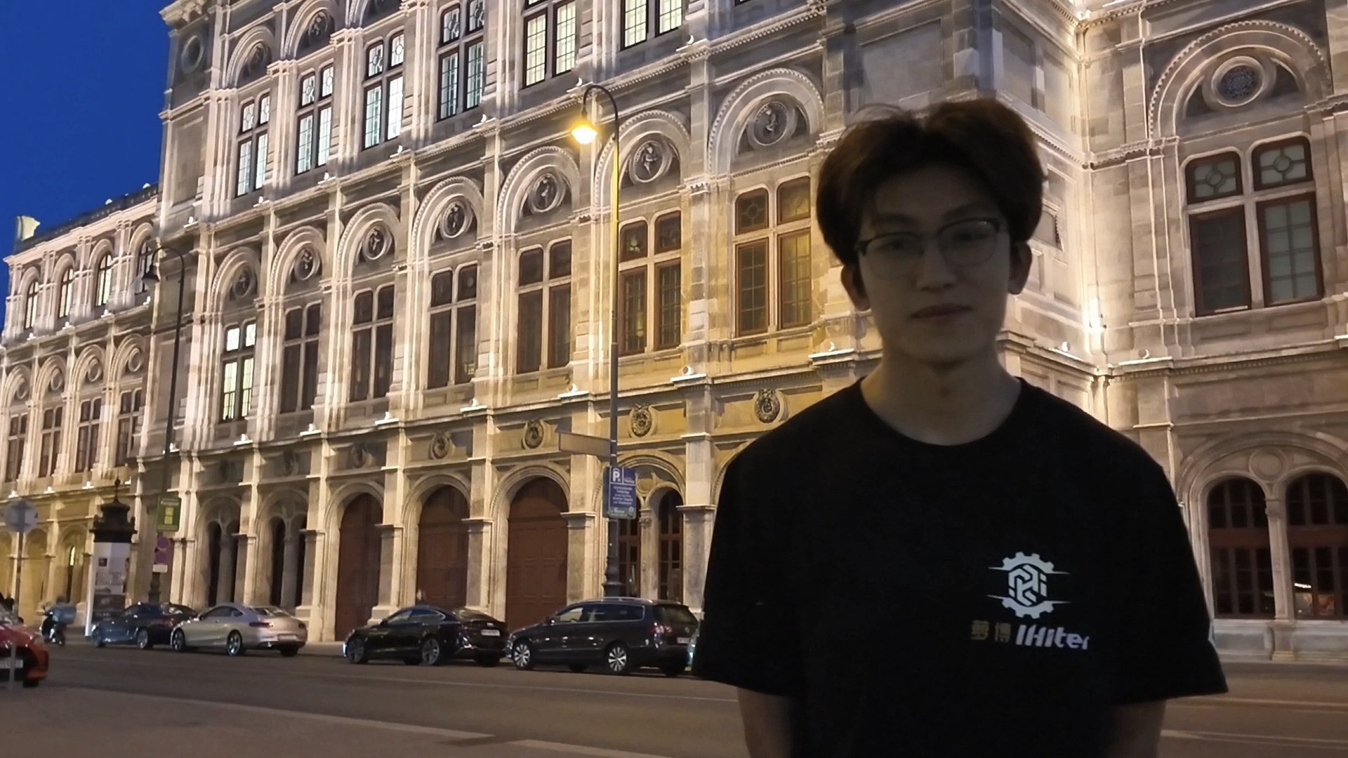 杨广鑫在维也纳夜景前的个人照片